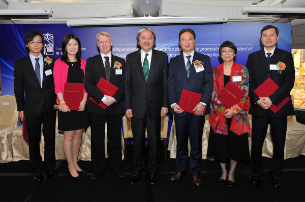 香港大學六位得獎學者(左起) 張世忠博士，馬桂宜博士，高本恩博士，香港特別行政區財政司司長曾俊華先生, 周中軍教授，邱瑋璇教授， 胡釗逸教授