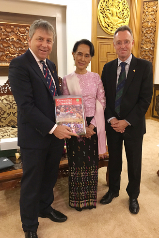 (from Left) HKU President Professor Peter Mathieson, Daw Aung San Suu Kyi, HKU Vice-President Professor Ian Holliday