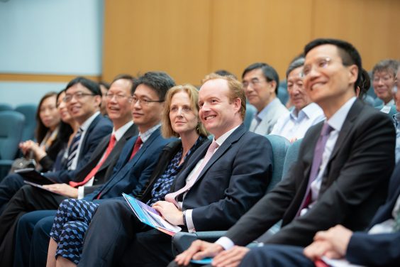 香港太古集團有限公司主席施銘倫先生及太太攝於太古工程學就職講座上。