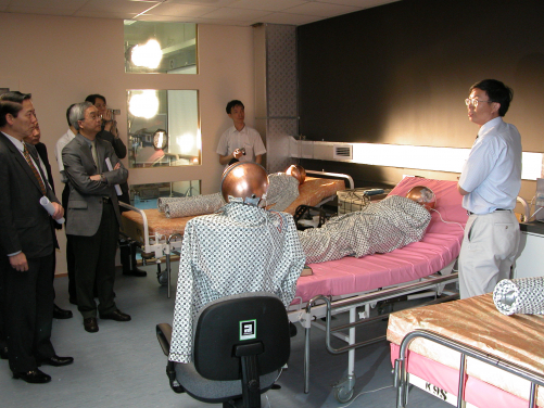 Photo taken in Jun 2003 in the HKU laboratory, prototyping the quarantine ward