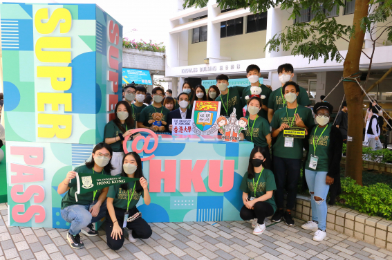 Professor Bennett Yim and HKU student ambassadors