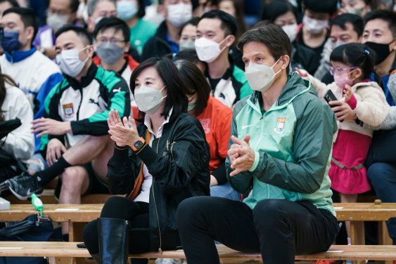 港大師生、校友及職員歡送何世光夫人體育中心