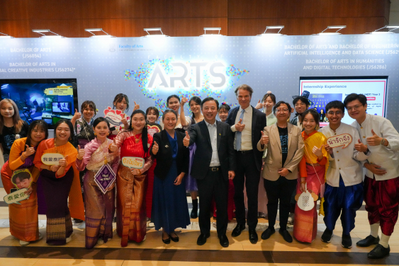 Professor Xiang Zhang, President and Vice-Chancellor of HKU, interacted with students on the Information Day.