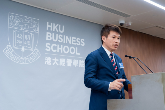 港大經管學院院長兼經濟學講座教授及中國經濟研究所所長蔡洪濱教授致歡迎辭。  