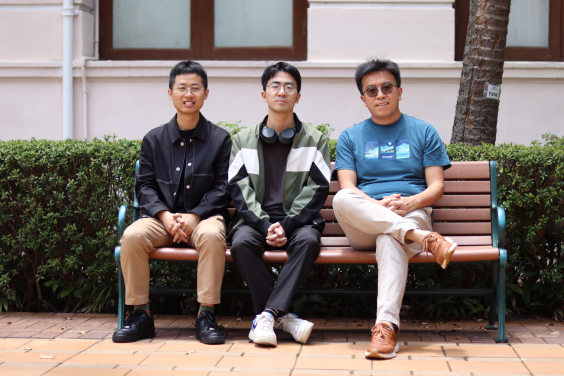 圖中為港大物理學系研究團隊，左起：趙家瑞博士、博士研究生宋孟涵及孟子楊教授。
 