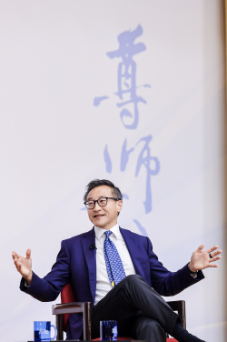 
	阿里巴巴集團聯合創始人及主席蔡崇信先生在港大經管學院「陳坤耀傑出學人講座」就創新、科技、人工智能如何改變商業格局及經濟增長進行對談。

