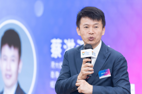 港大經管學院院長兼經濟學講座教授及中國經濟研究所所長蔡洪濱教授致歡迎辭。