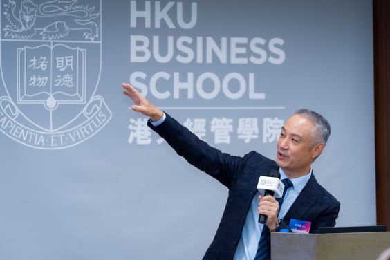 海豐國際控股有限公司執行董事兼董事會主席楊現祥先生發表主旨演講。