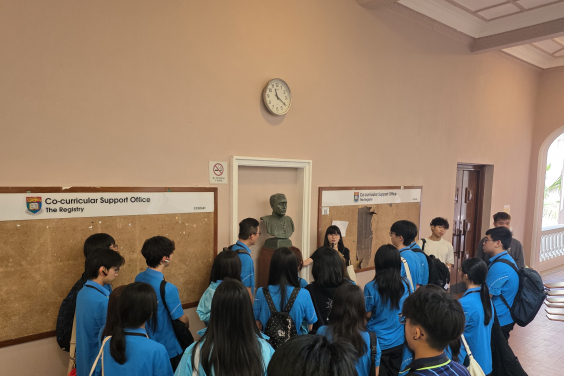 HKU student ambassadors guided "E-League" participants through the Main Building, detailing the University's rich history and campus culture.